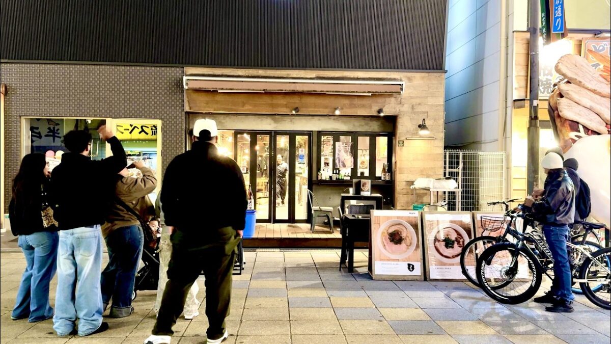 【大阪】美人店員が作る！和牛ステーキが主役のラーメンが凄すぎた…