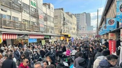 1. 🐟築地市場で「観光自粛」!? 年末の驚きのお願いとは…#築地市場 #東京観光 #年末市場 #食べ歩き #オーバーツーリズム #買い物客応援 #築地グルメ #観光マナー #日本旅行 #市場文化
