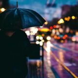 【雨の夜の散歩】濡れた街を車が走り抜ける音｜Night Rainy City Walk & Passing Cars Sound – 2 Hours