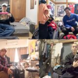 韓国旅行に向けてギリギリでパッキングをする男4人。