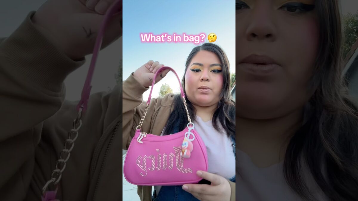 What’s in my bag? 🤔 #whatsinmybag #juicycouturebags #purse #pink #leslielava