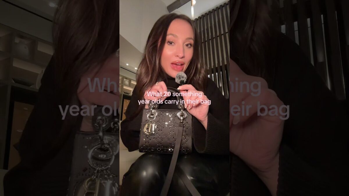 What’s in my friends bag #whatsinmybag #whatsinmypurse #ladydior