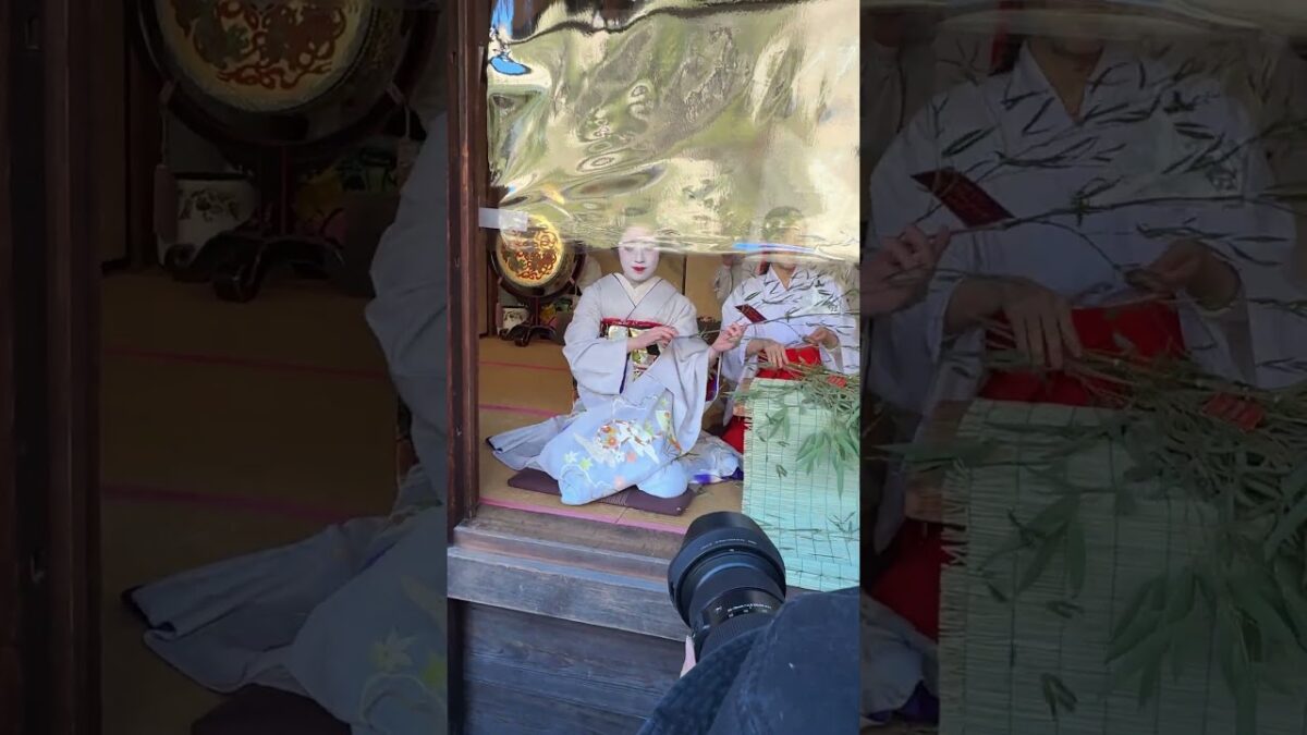 十日ゑびす大祭 – 祇園町-舞妓さんの奉仕による福笹の授与