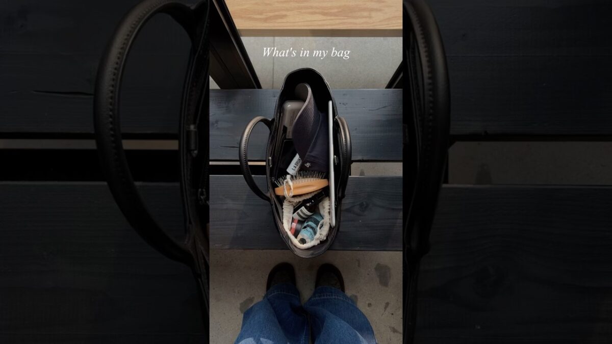 What’s in my bag?🖤새로운 느낌으로 찍어본 #왓츠인마이백 영상!어때요? #whatsinmybag #인마이백 #inmybag #가방추천 #추천템 #packwithme