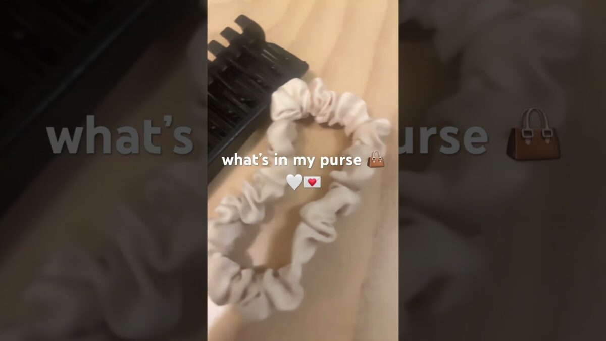 What’s in my purse 🤍👍🏼