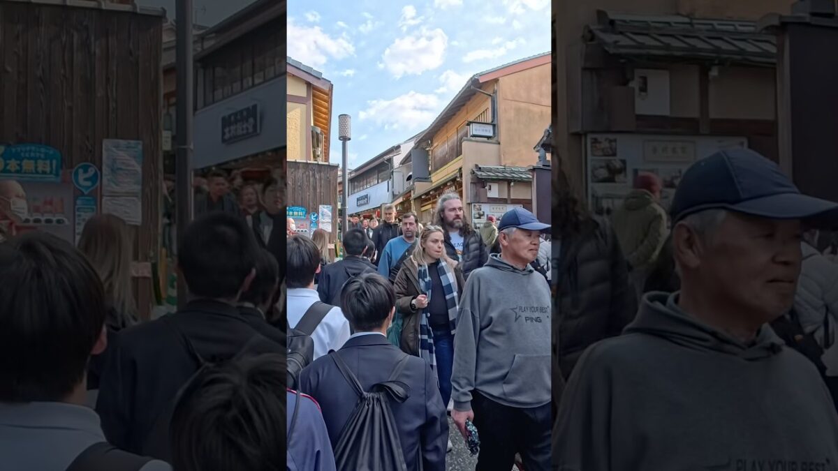 晴天の京都清水寺、観光客で大混雑。