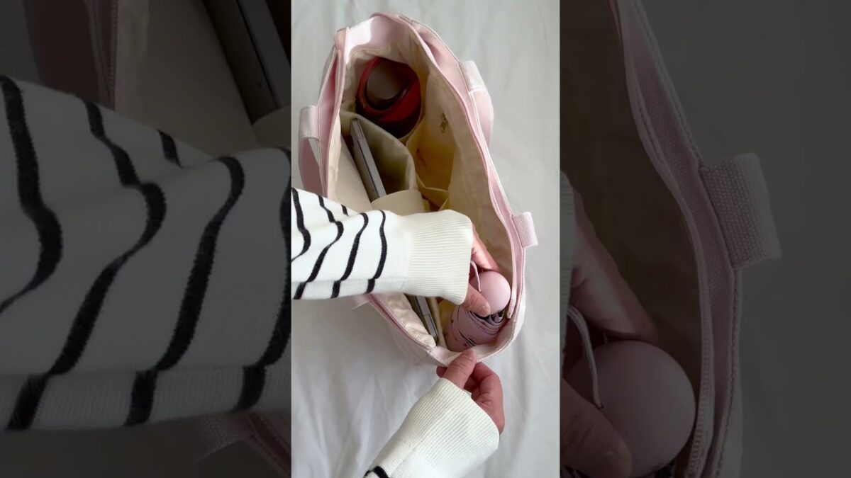 What’s in my school bag! Pack my college bag #whatsinmybag #packwithme #schoolbag #totebag #shorts