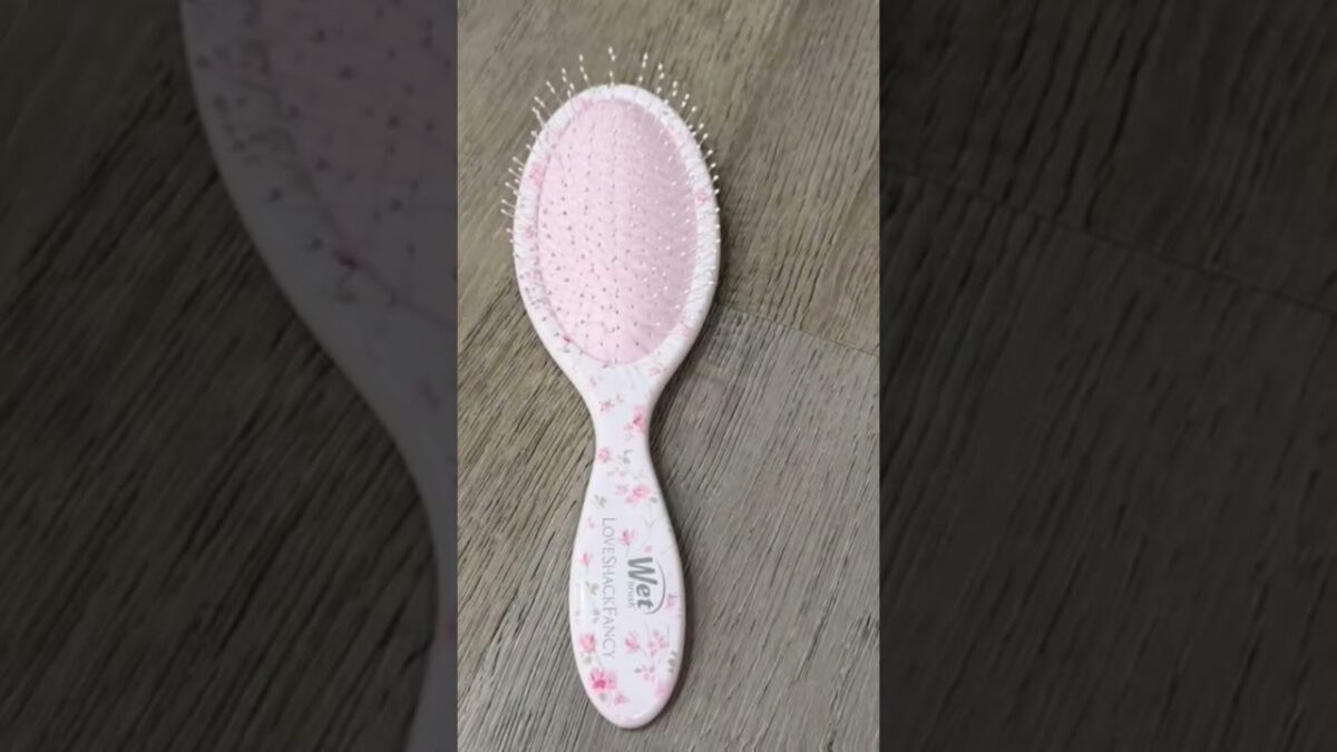 what’s in my travel bag!! #fypシ゚viral #makeup #skincare #selfcare #travel #famous #viral