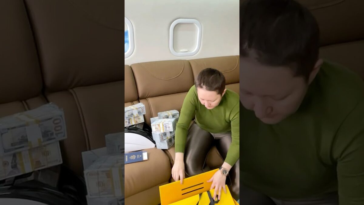 💵 Travel essentials: $1,000,000 Cash! ✈️💼 #us #dollar #cash