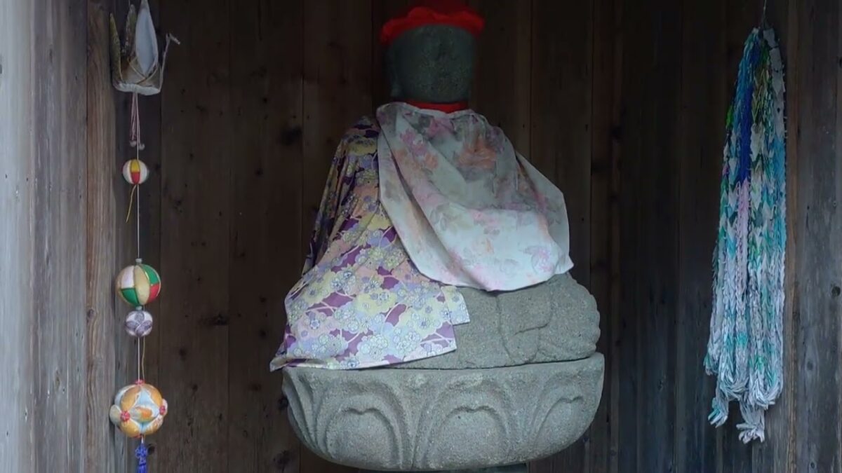出雲崎、光照寺の参道から本堂
