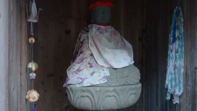 出雲崎、光照寺の参道から本堂
