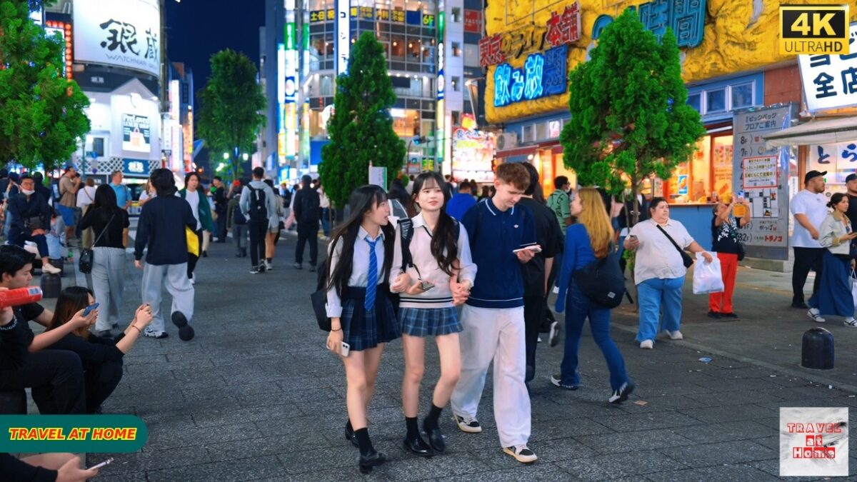 【4K HDR】Saturday Blue Hour Walk in Shinjuku Tokyo 🇯🇵 | Neon Lights & Weekend City Vibes
