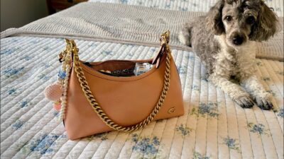 WHAT’S IN MY BAG: the summer carry-all ☀️👜| Coach Juliette