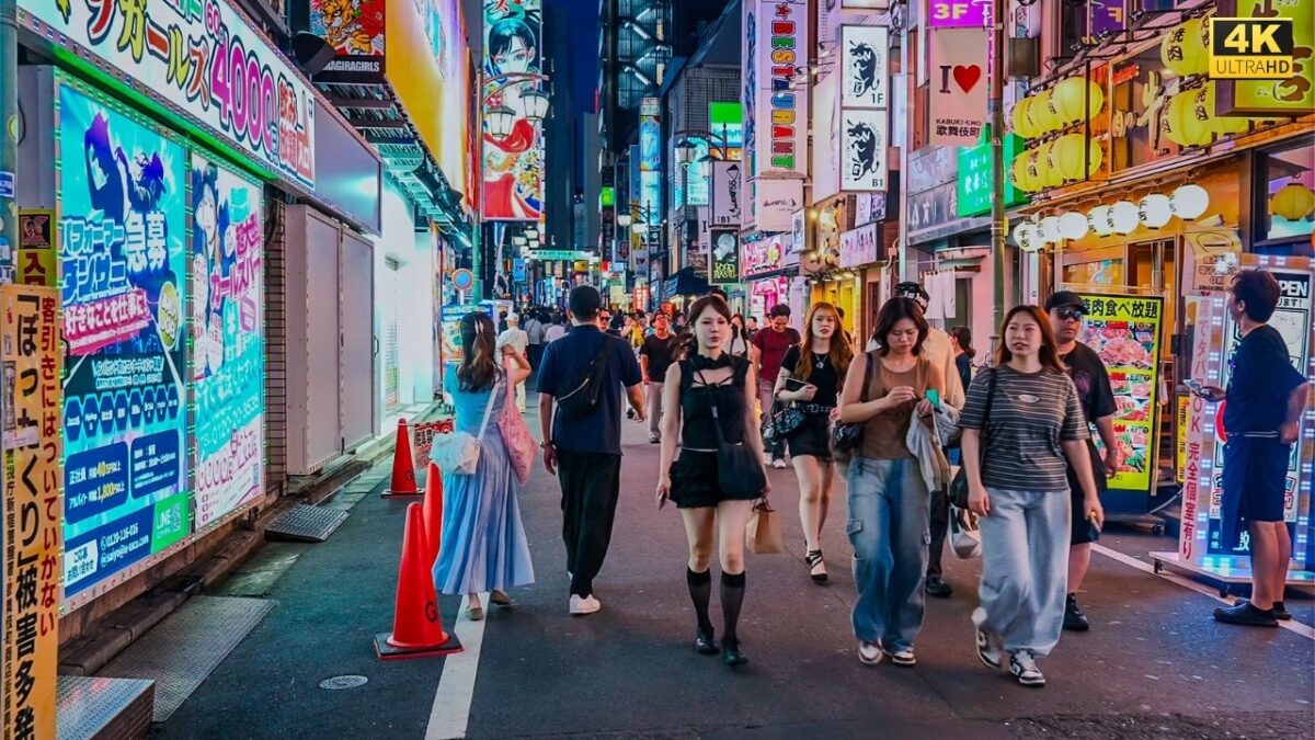 4K HDR Blue Hour Walk in Shinjuku Tokyo 🍃 A Relaxing Weekend in the Heart of Tokyo