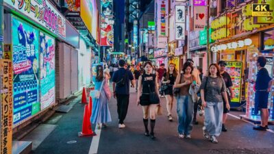 4K HDR Blue Hour Walk in Shinjuku Tokyo 🍃 A Relaxing Weekend in the Heart of Tokyo