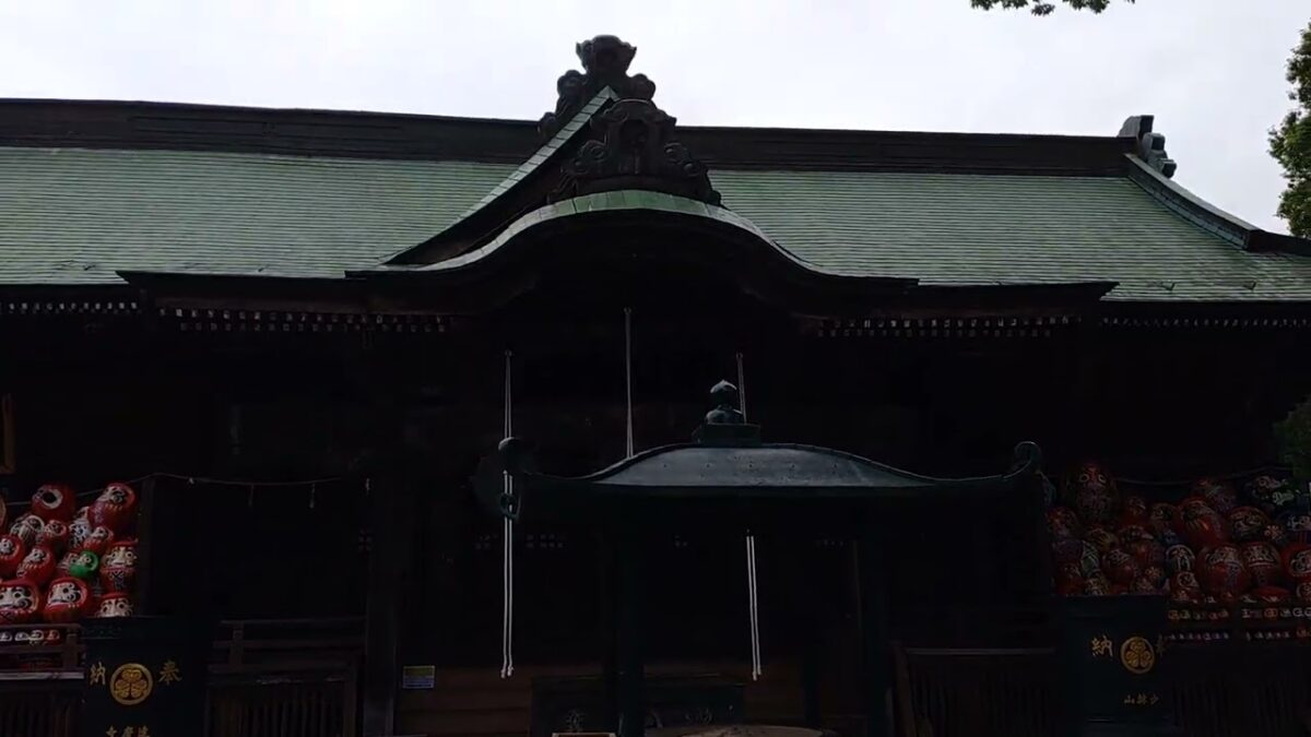 達磨寺の参道から本堂へ