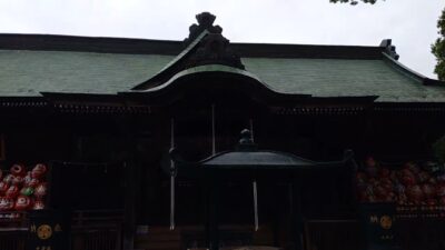 達磨寺の参道から本堂へ